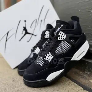 Air Jordan 4 Retro "White Thunder".