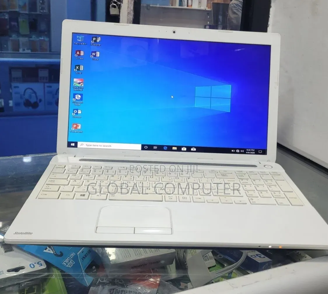 New Laptop Toshiba Satellite C850 4GB Intel Core i5 HDD 640GB