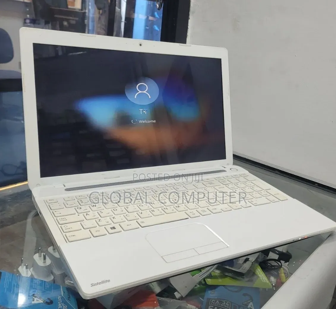 New Laptop Toshiba Satellite C850 4GB Intel Core i5 HDD 640GB