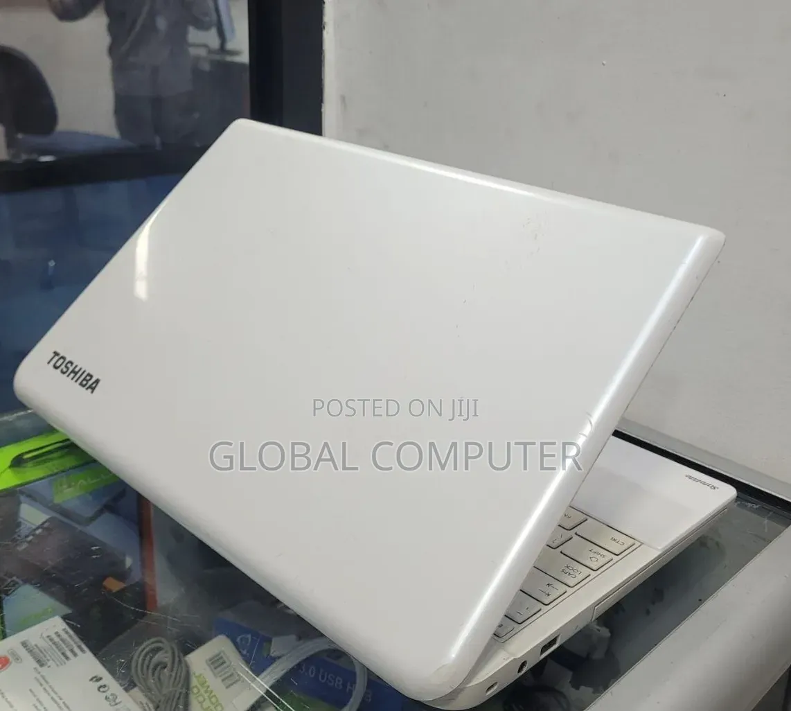New Laptop Toshiba Satellite C850 4GB Intel Core i5 HDD 640GB