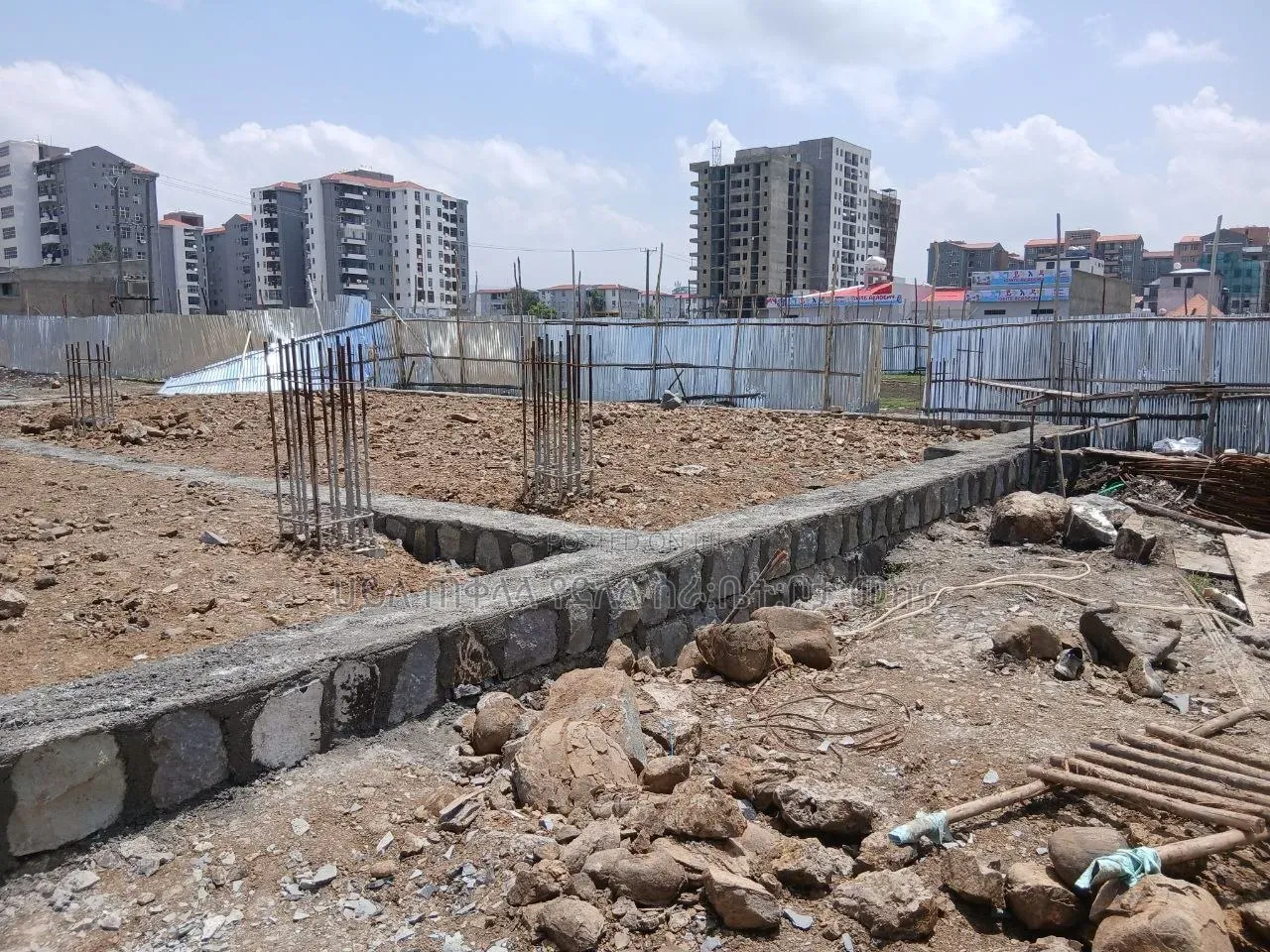 250 ካሬ.ሜትር ለጅ+3 መሠረት የወጣ ቦታ ሽያጭ አያት አካቢቢ