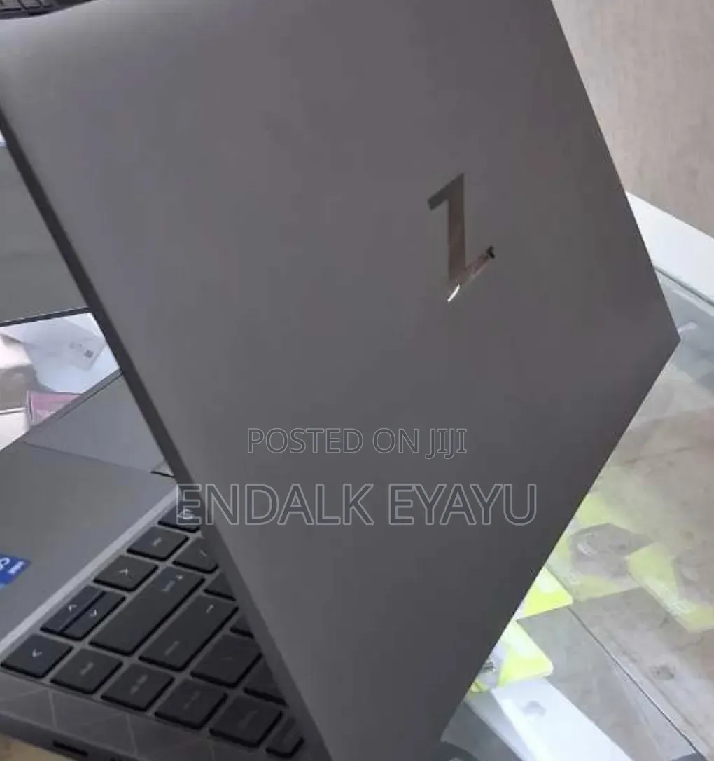 New Laptop HP ZBook Firefly G8 16GB Intel Core i7 SSD 512GB