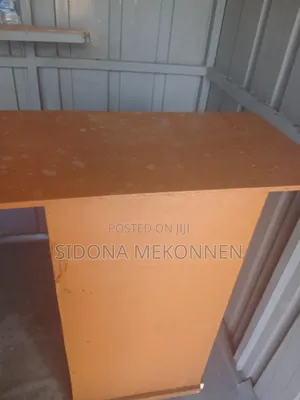 መደርደሪያ ያለው ጠረቤቢ