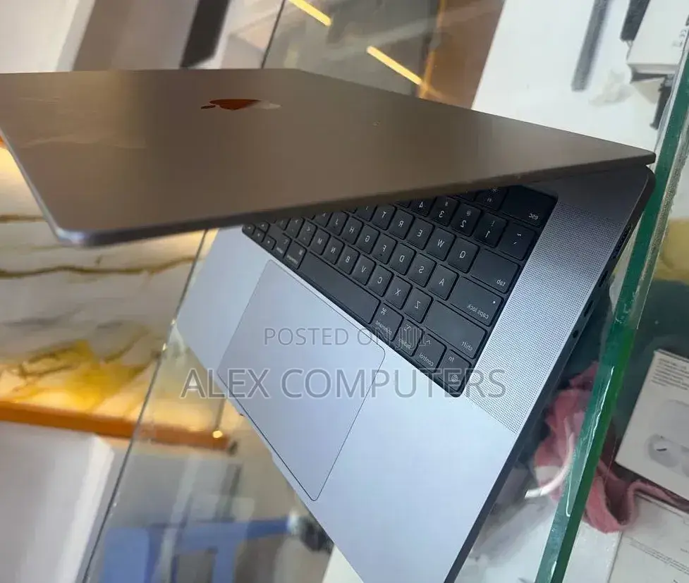 New Laptop Apple MacBook 16GB Apple M1 Pro SSD 512GB