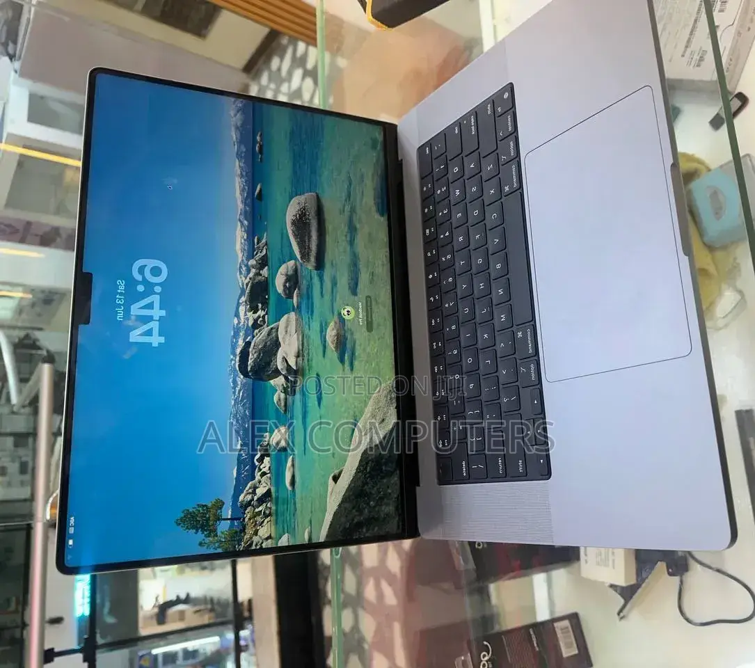 New Laptop Apple MacBook 16GB Apple M1 Pro SSD 512GB