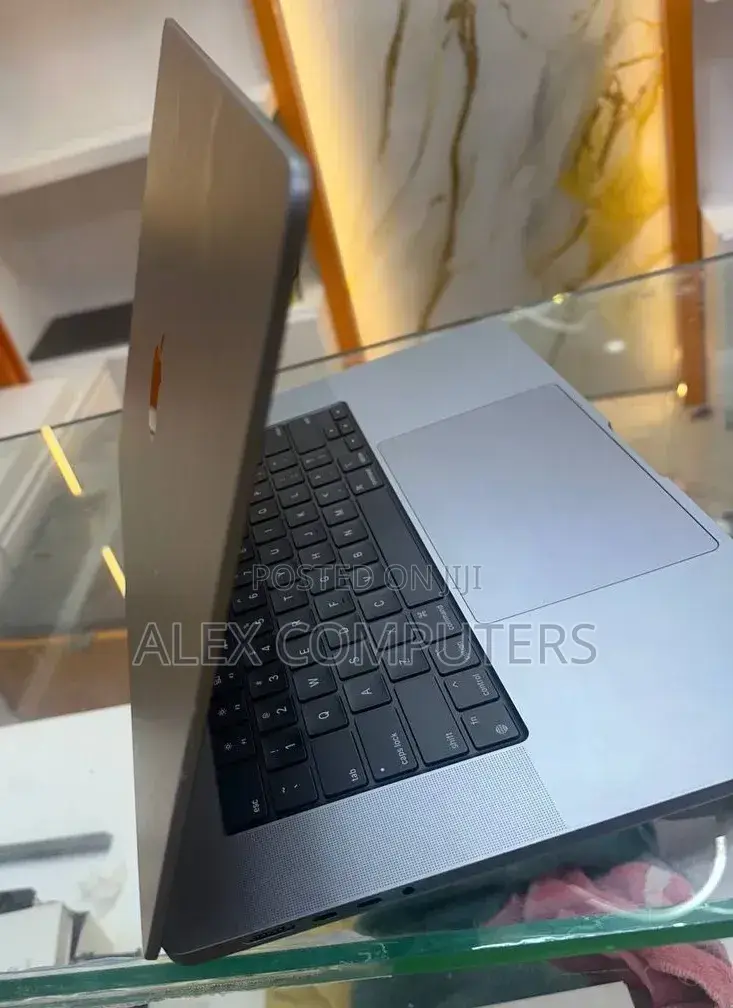 New Laptop Apple MacBook 16GB Apple M1 Pro SSD 512GB