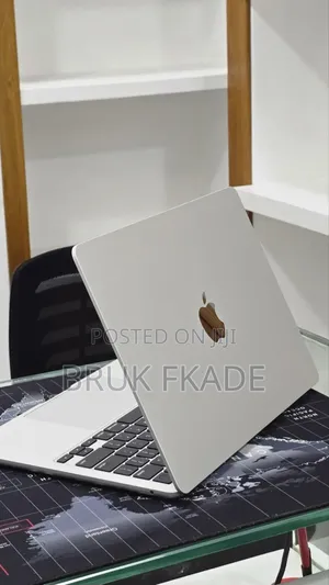 New Laptop Apple MacBook Air 2022 M2 8GB Apple M2 SSD 256GB