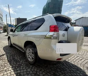 Toyota Land Cruiser 2011 White