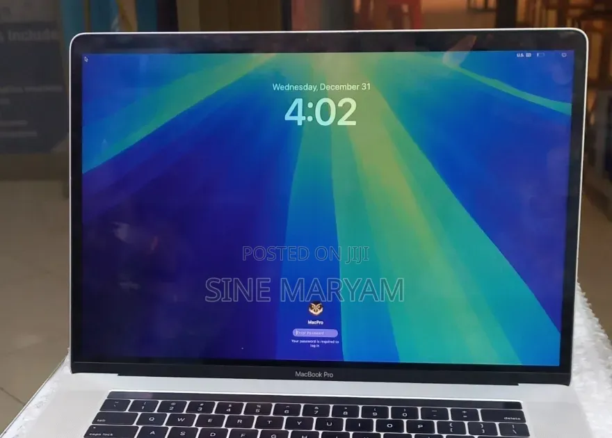 New Laptop Apple MacBook Pro 2018 16GB Intel Core i7 SSD 256GB