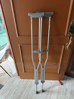 Bilateral Crutches快鴝axillary Cranch蜚回age-Appropriate Medical Support.