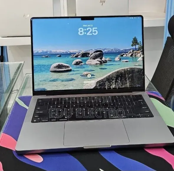 New Laptop Apple MacBook Pro 2024 M3 8GB Apple M3 Pro SSD 512GB