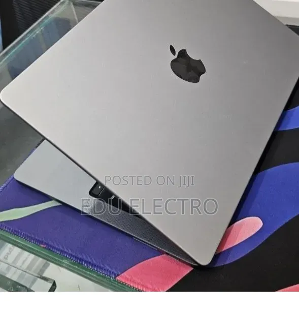 New Laptop Apple MacBook Pro 2024 M3 8GB Apple M3 Pro SSD 512GB