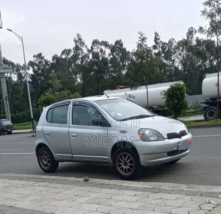 Toyota Vitz 2001 Silver