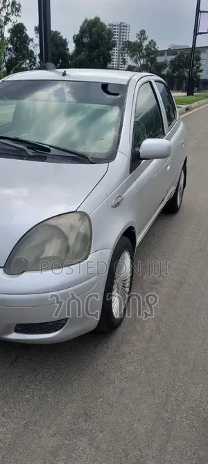 Toyota Vitz 2002 Silver
