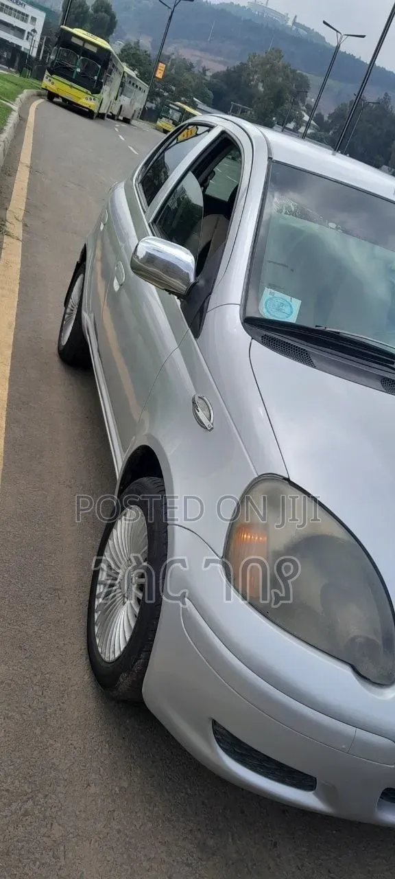 Toyota Vitz 2002 Silver