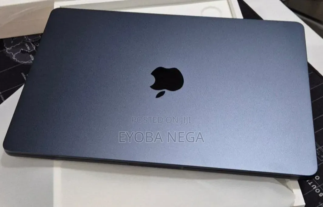 New Laptop Apple MacBook Air 2022 M2 8GB Apple M2 SSD 256GB