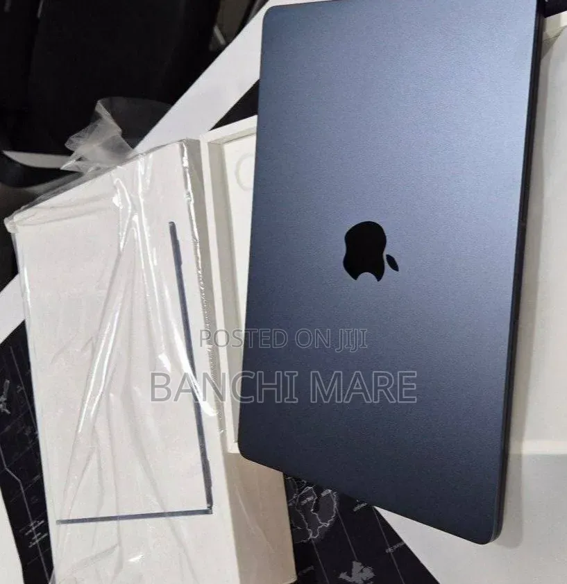 New Laptop Apple MacBook Air 2022 M2 8GB Apple M2 SSD 256GB