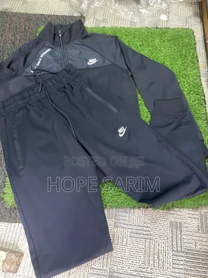 Nike የወንዶች ቄንጠኛ ትራክሱት ስብስብ