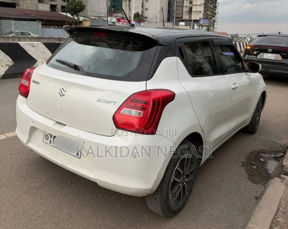 Suzuki Swift 2022 White