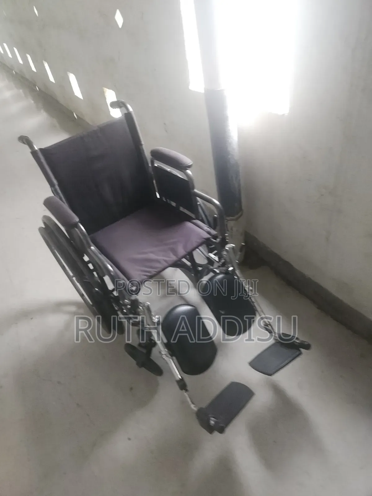 ዊልቸር Manual Wheelchair, Possibly a BME-4617 Model or Similar ጠንካራ