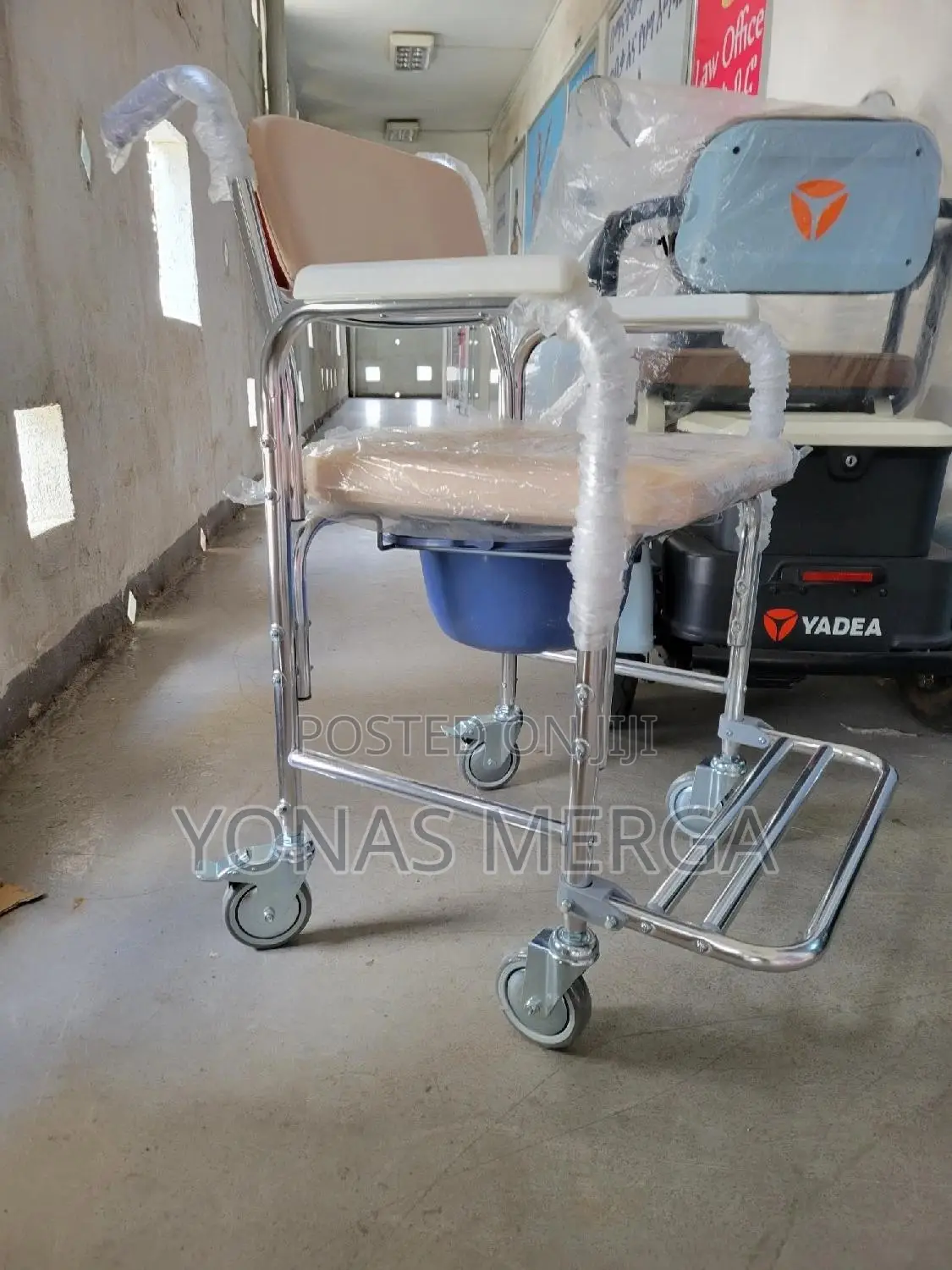 Toilet Wheeled chair臨套Waterproof Rolling Over Toilet Chair 330 Lbs.