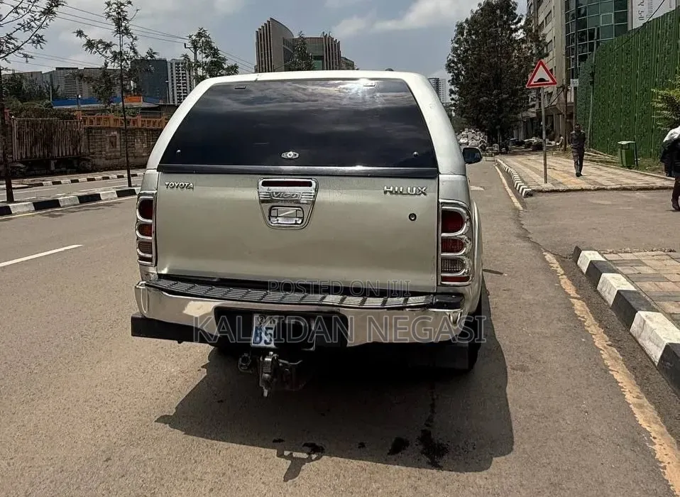 Toyota Hilux 2010 Gray