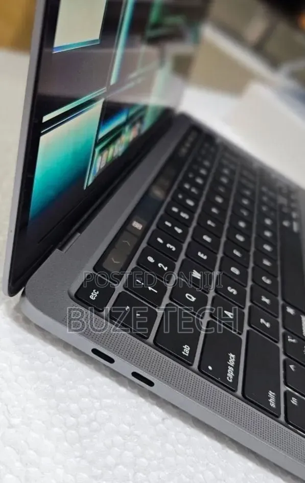 New Laptop Apple MacBook Pro 2022 M2 8GB Apple M2 SSD 256GB