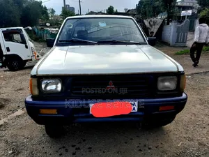 Mitsubishi Attrage 1986 Off white