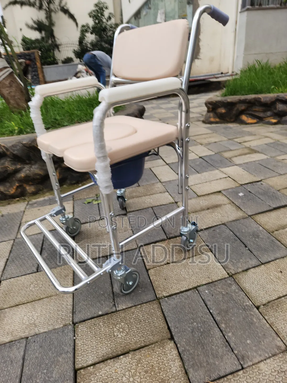 OrtoPrime Toilet Shower Chair With Folding Wheels and Feet – 3 ዊልቸር