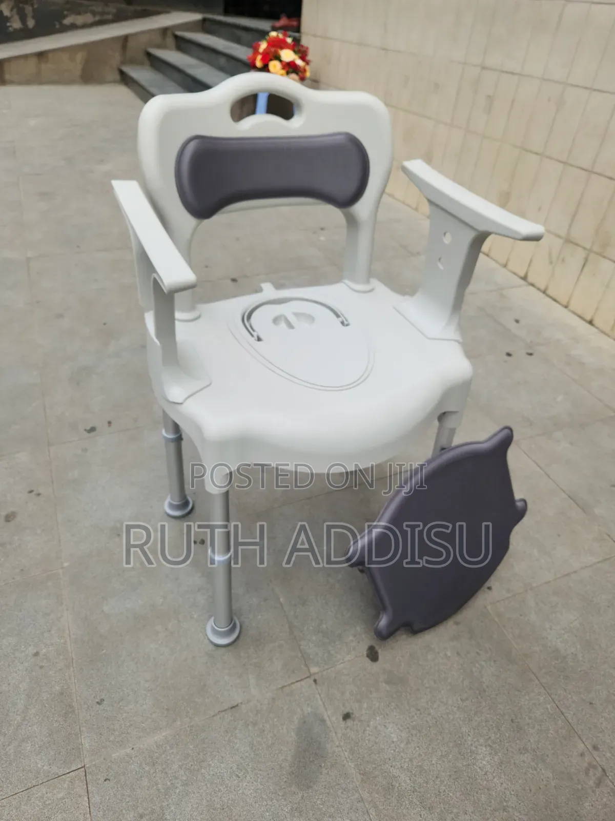 The Signature Series Shower Chair Is a Versatile 2-in-1 Shower ዊልቸር
