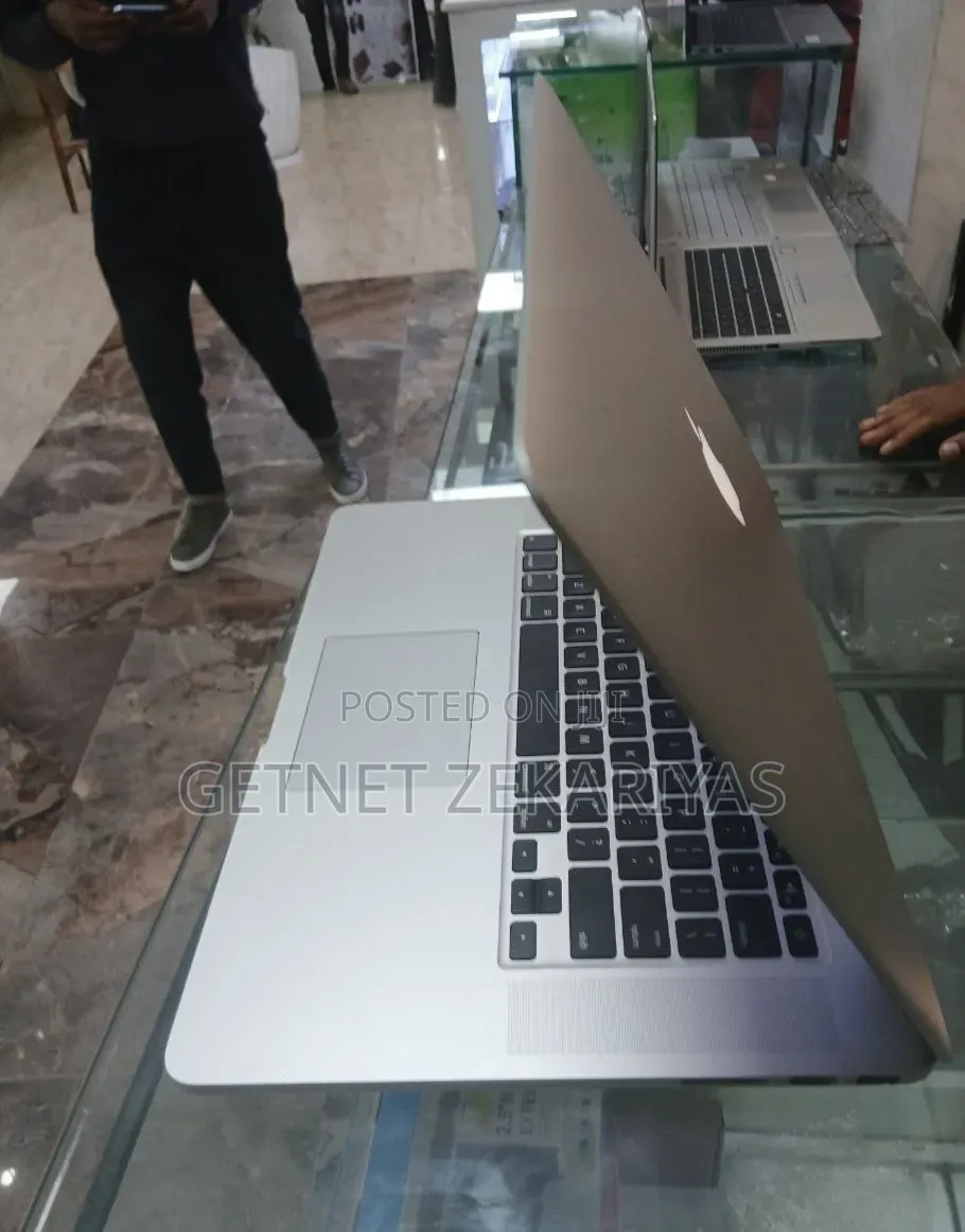 New Laptop Apple MacBook Pro 2015 16GB Intel Core i5 SSD 512GB