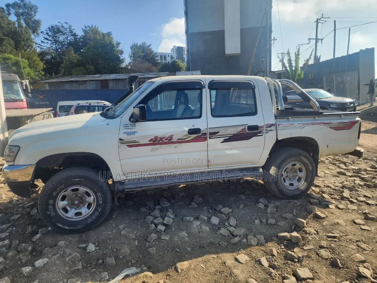 Toyota Hilux 2000 Ivory