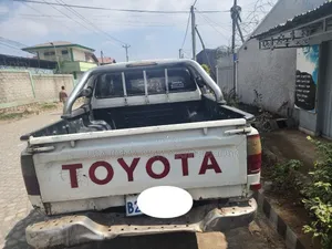 Toyota Hilux 2000 Ivory