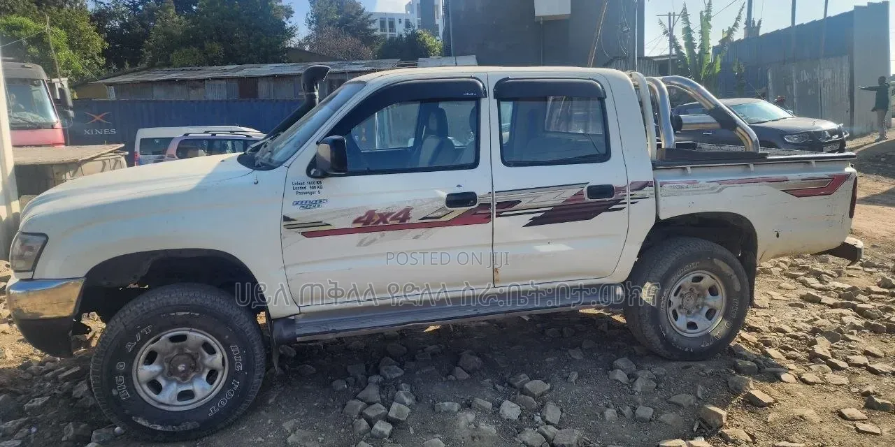 Toyota Hilux 2000 Ivory
