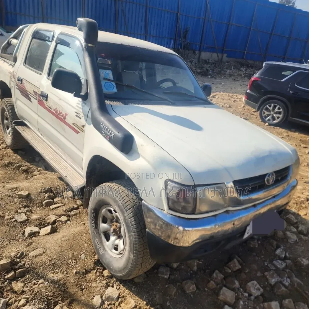 Toyota Hilux 2000 Ivory