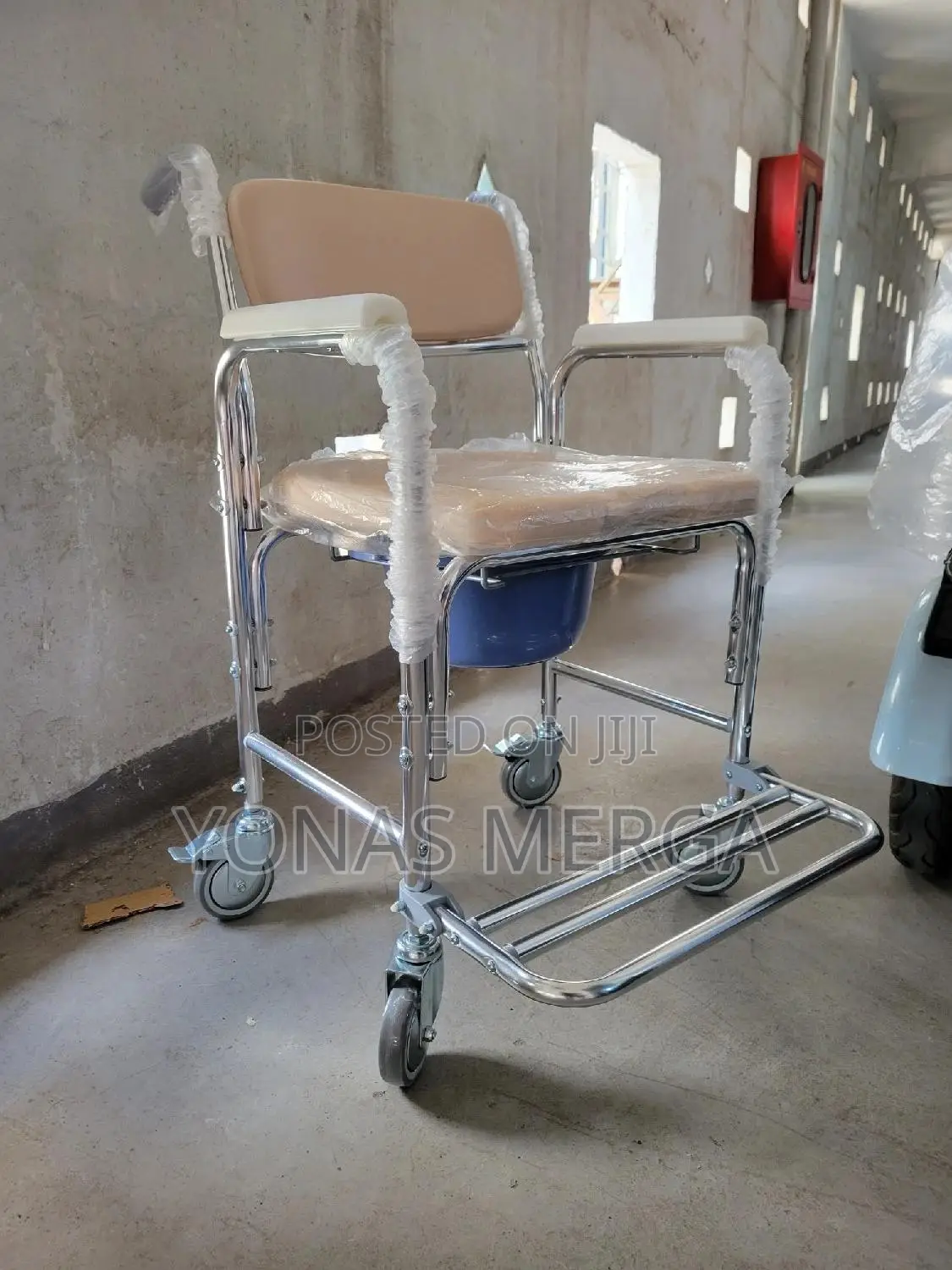 Commode/Toilet Chair叫昍potty With Large Capacity, Sealed and Deodorized