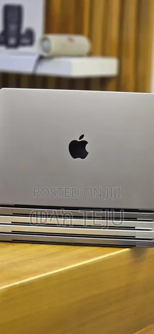 New Laptop Apple MacBook Pro 16GB Intel Core i7 SSD 512GB