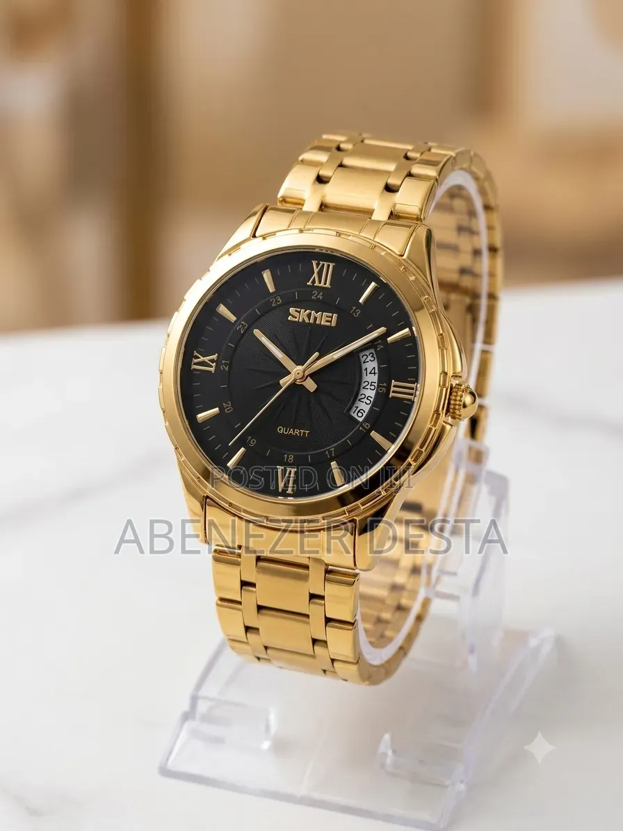 Skmei Herrenuhr Watch With a Prominent Gold-Tone Stainless Steel Band.