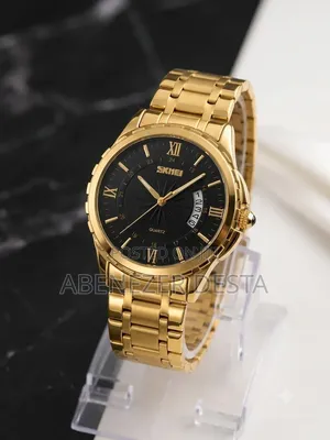 Skmei Herrenuhr Watch With a Prominent Gold-Tone Stainless Steel Band.