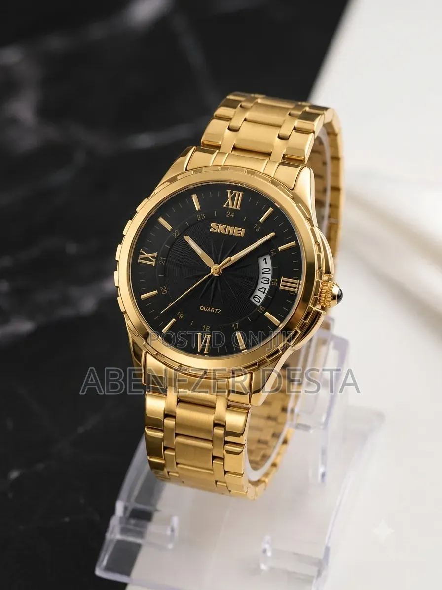 Skmei Herrenuhr Watch With a Prominent Gold-Tone Stainless Steel Band.