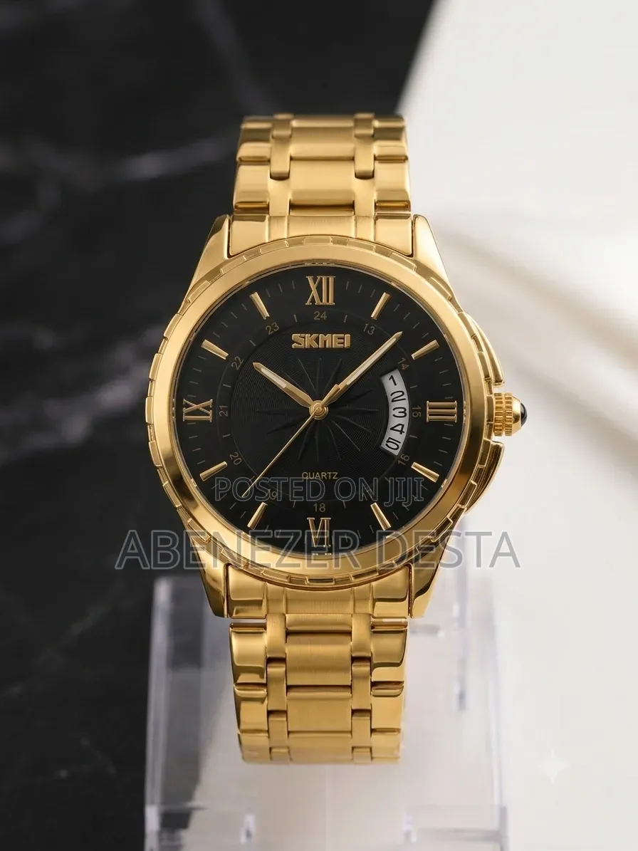 Skmei Herrenuhr Watch With a Prominent Gold-Tone Stainless Steel Band.