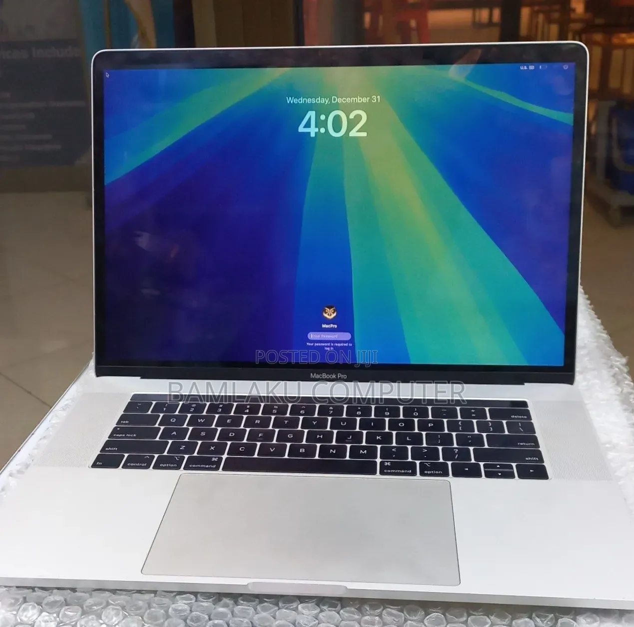 New Laptop Apple MacBook Pro 2018 16GB Intel Core i7 SSD 256GB