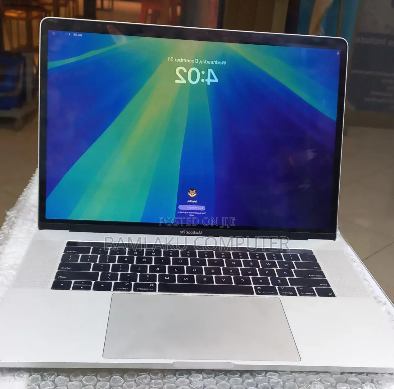 New Laptop Apple MacBook Pro 2018 16GB Intel Core i7 SSD 256GB