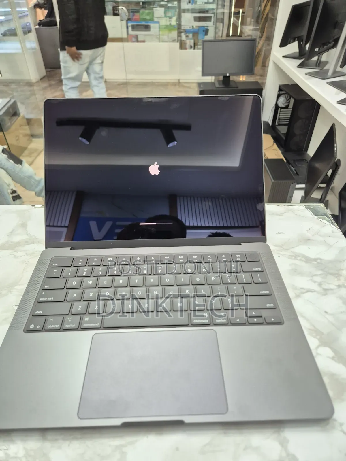 New Laptop Apple MacBook Pro 2025 M5 16GB Apple M5 Pro SSD 1T