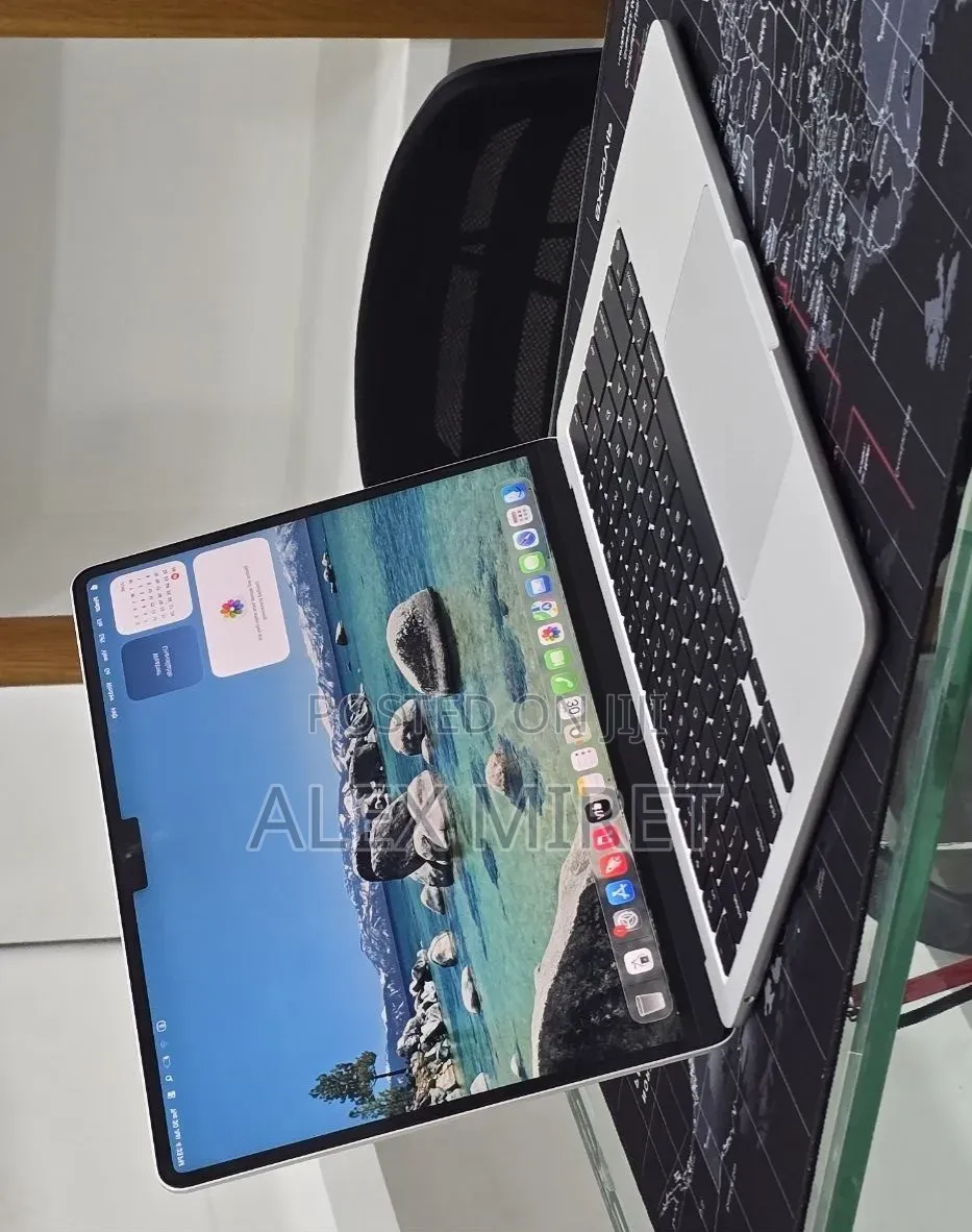 New Laptop Apple MacBook 16GB Apple M3 SSD 256GB