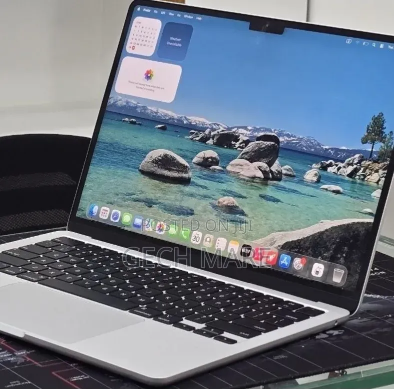 New Laptop Apple MacBook Air 2024 M3 16GB Intel SSD 256GB