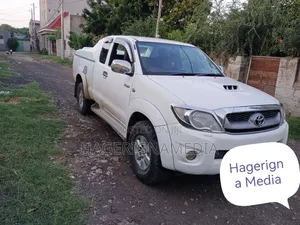 Toyota Hilux 2009 White