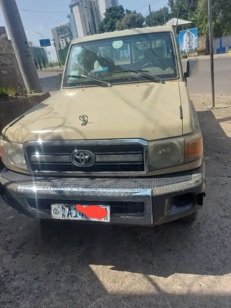 Toyota Land Cruiser 2011 Gold