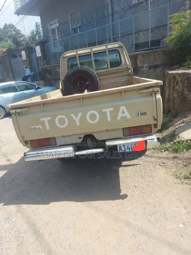 Toyota Land Cruiser 2011 Gold