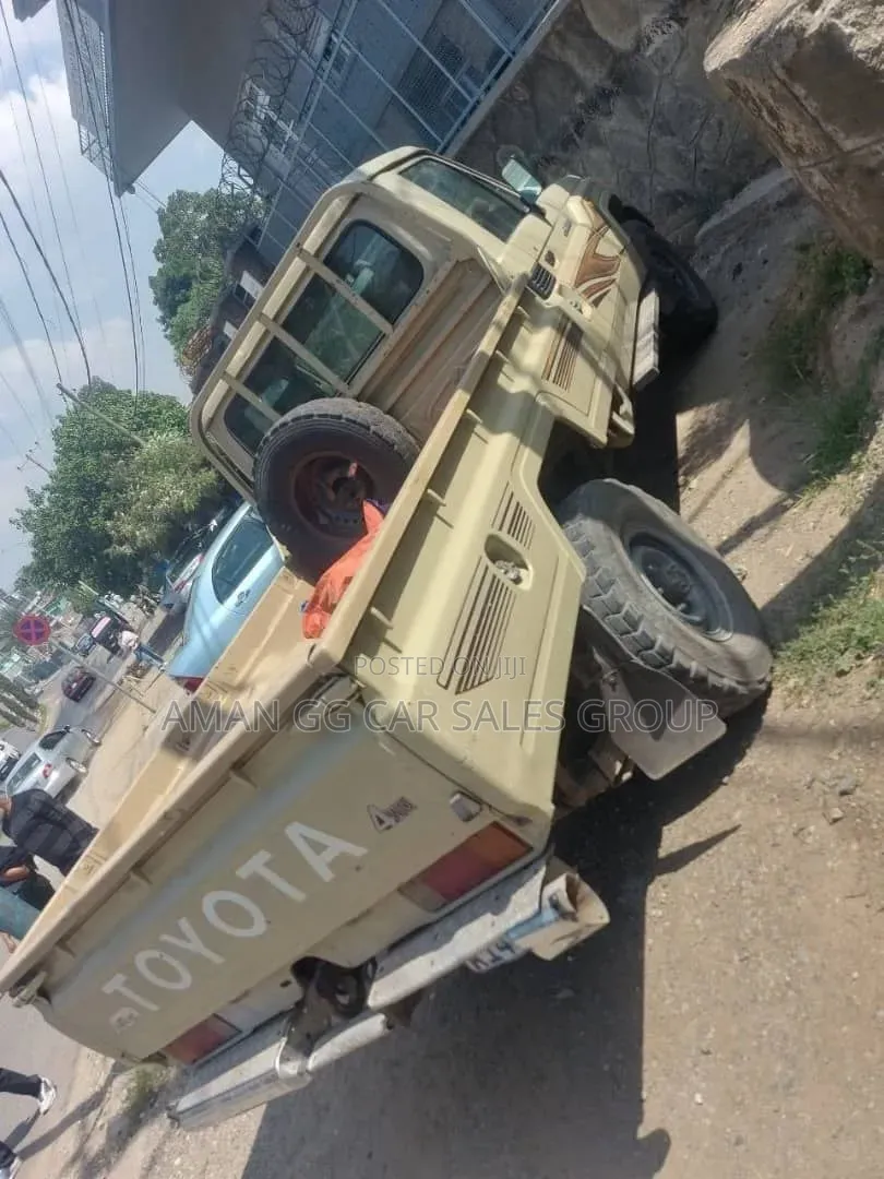 Toyota Land Cruiser 2011 Gold